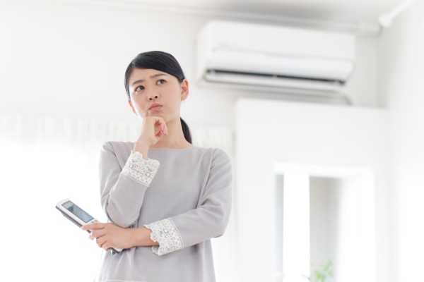 エアコンで悩む女性