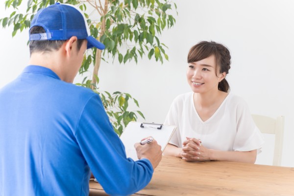 業者　相談　笑顔　打ち合わせ