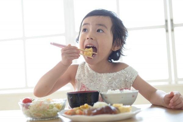 食事する子供