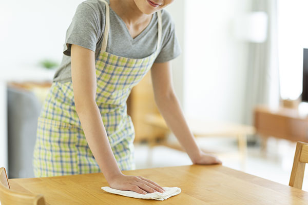 テーブルを拭く女性