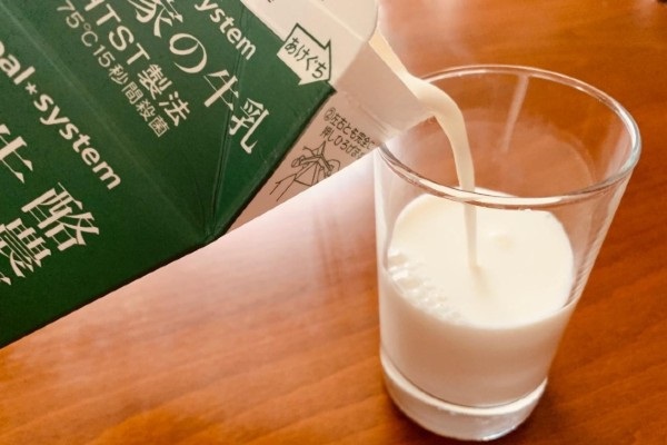 パルシステムの牛乳を注ぐ