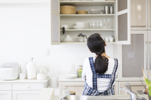 収納に悩む女性