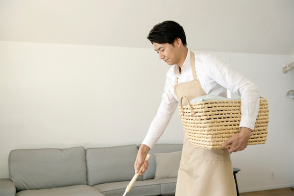 家事をする男性イメージ
