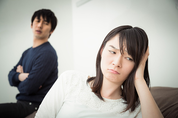 上から目線の男性にイラつく女性のイメージ