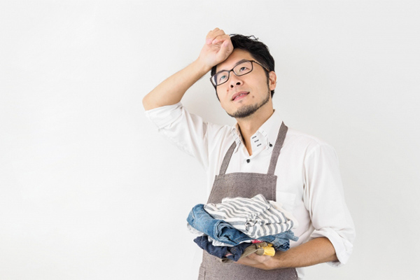 慣れない家事を頑張る男性のイメージ