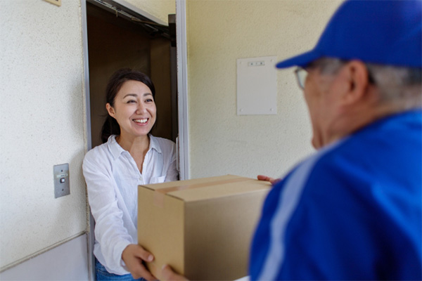 返礼品を受け取るイメージ