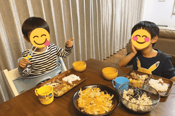 シェアダインの料理を食べる子供