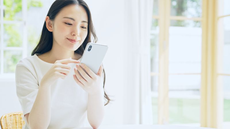 スマホを見る女性