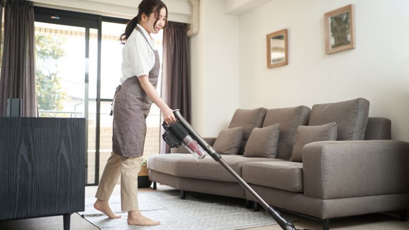 掃除機をかけている女性