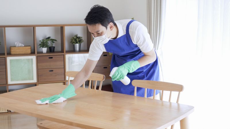 掃除をする男性スタッフ