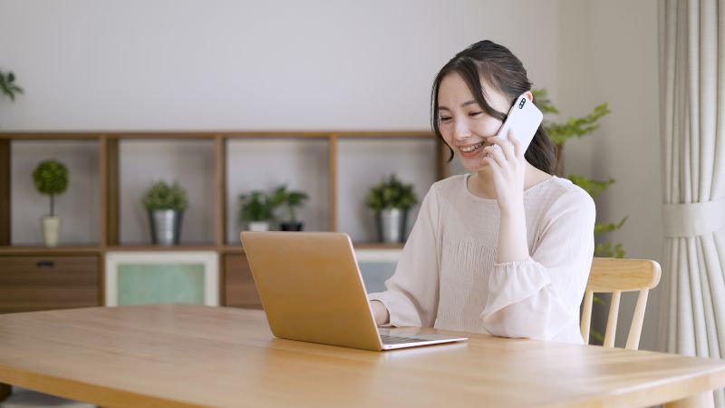 電話をする女性