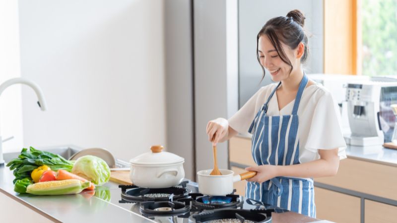 料理をしている女性