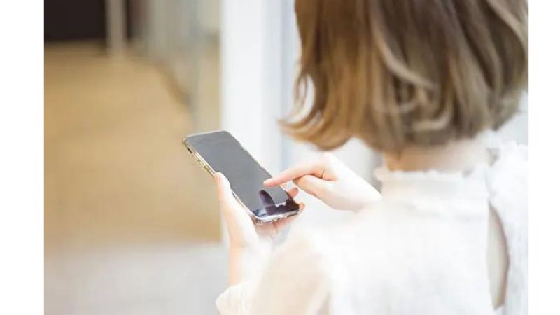 スマホを触る　女性