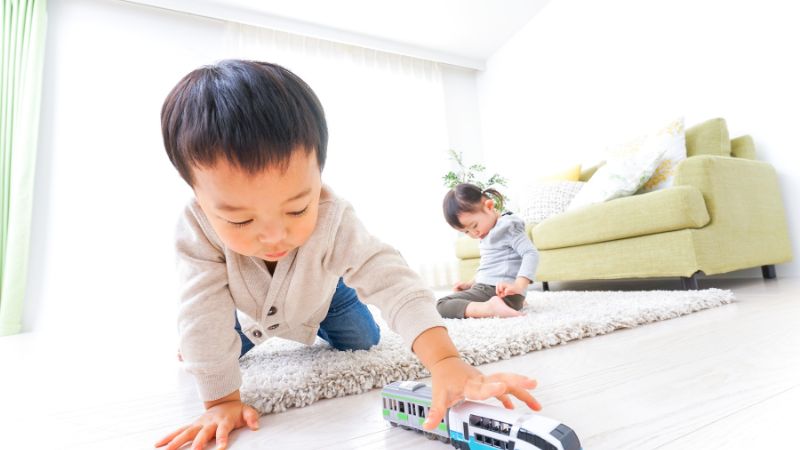 子どもが遊ぶ