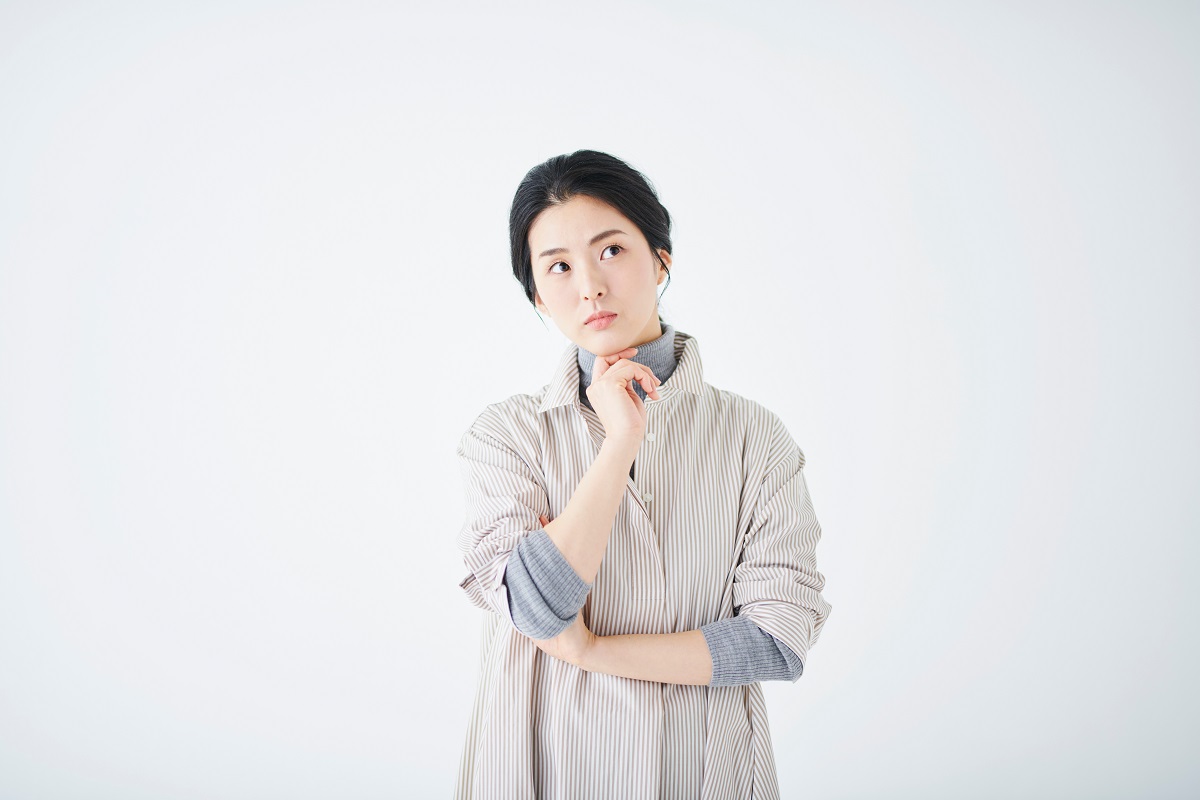 悩む女性