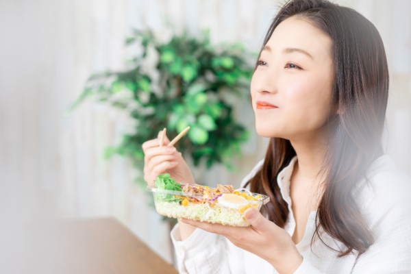 食事をする女性