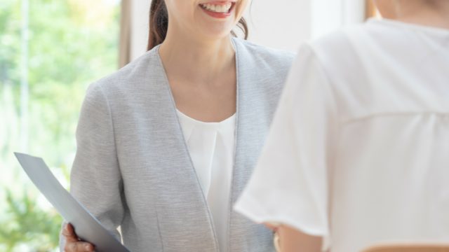 営業をする女性